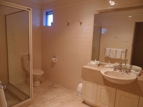 Clifton Motel & Grittleton Lodge - Australian Directory 29
