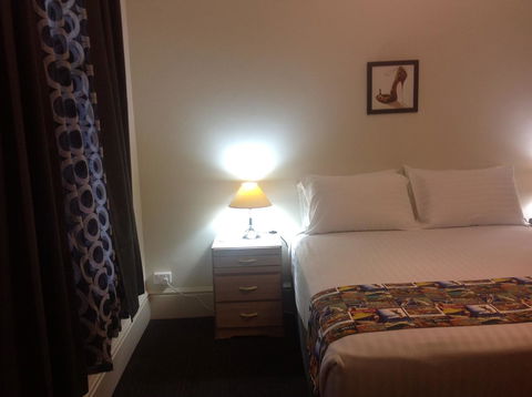 Clifton Motel & Grittleton Lodge - Australian Directory 37