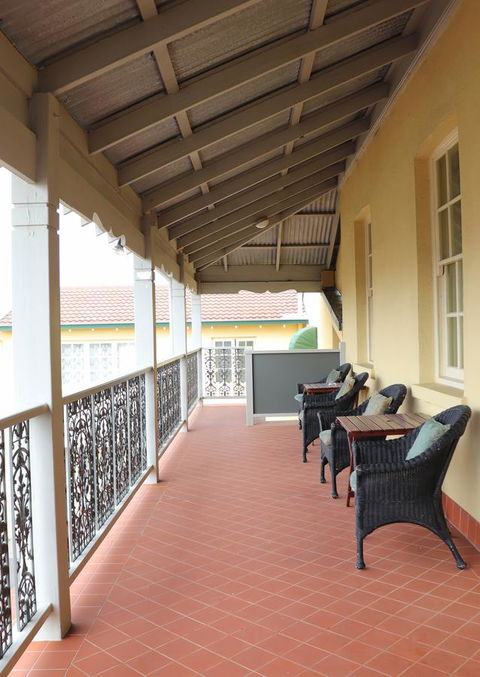 Clifton Motel & Grittleton Lodge - Australian Directory 8