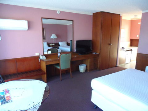 Clifton Motel & Grittleton Lodge - Australian Directory 17