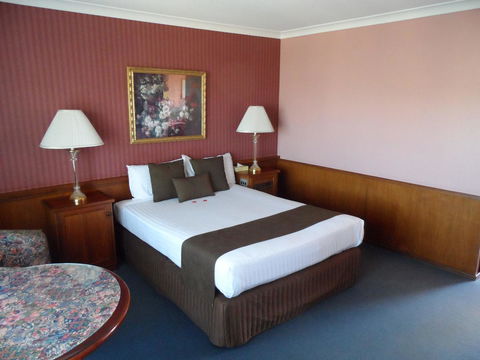 Clifton Motel & Grittleton Lodge - Australian Directory 20