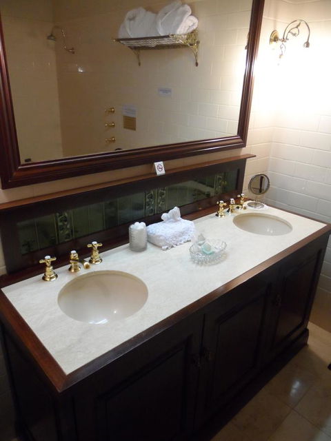 Clifton Motel & Grittleton Lodge - Australian Directory 31