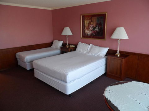 Clifton Motel & Grittleton Lodge - Australian Directory 16