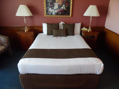 Clifton Motel & Grittleton Lodge - Australian Directory 12