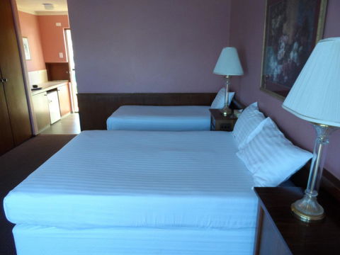 Clifton Motel & Grittleton Lodge - Australian Directory 18