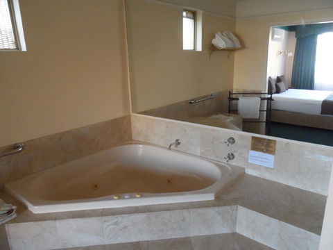 Clifton Motel & Grittleton Lodge - Australian Directory 28