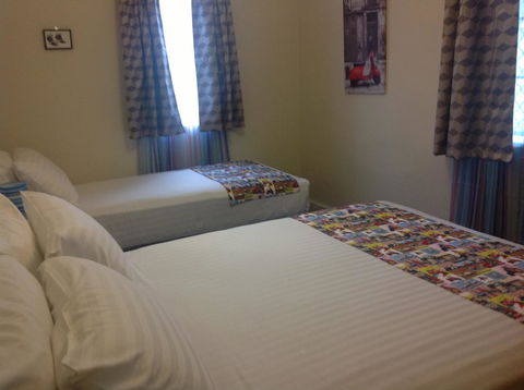 Clifton Motel & Grittleton Lodge - Australian Directory 35