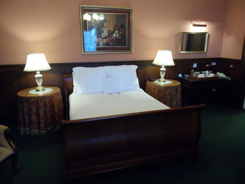 Clifton Motel & Grittleton Lodge - Australian Directory 30