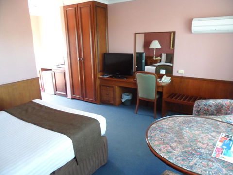 Clifton Motel & Grittleton Lodge - Australian Directory 21
