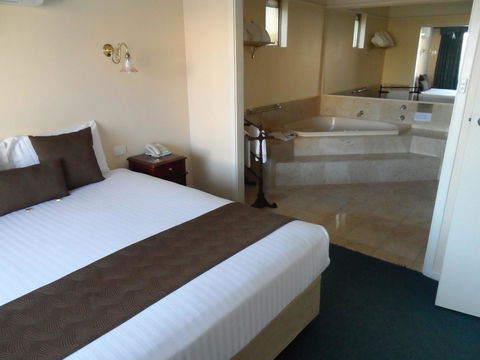 Clifton Motel & Grittleton Lodge - Australian Directory 27
