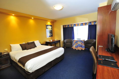 Clifton Motel & Grittleton Lodge - Australian Directory 11