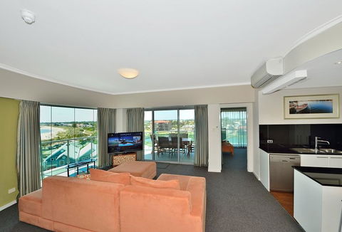 A 406 FANTASTIC OCEAN BEACH And MARINA VIEW APT AT SEASHELLS RESORT - Australian Directory 10