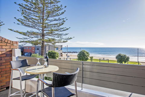 Beachfront Voyager Motor Inn - Australian Directory 0