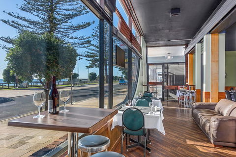 Beachfront Voyager Motor Inn - Australian Directory 4