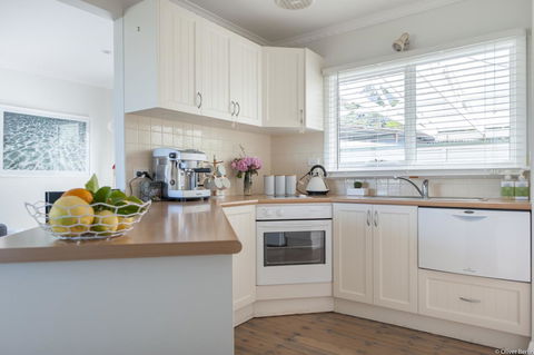 On The Beach Waterfront Apartment - Australian Directory 7