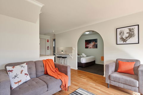 Elphin Motel & Serviced Apartments - Australian Directory 11