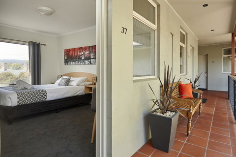 Elphin Motel & Serviced Apartments - Australian Directory 35