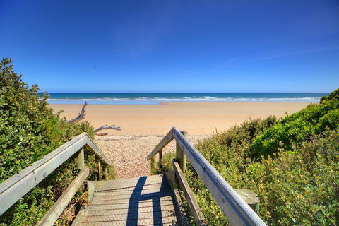 Amare Beachside Luxury - Australian Directory 24