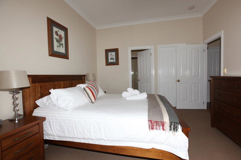 House On The Hill Bed And Breakfast - Australian Directory 34