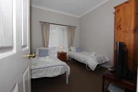 House On The Hill Bed And Breakfast - Australian Directory 33