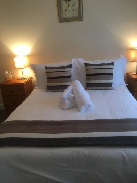 House On The Hill Bed And Breakfast - Australian Directory 27