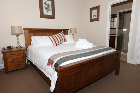 House On The Hill Bed And Breakfast - Australian Directory 31