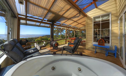 Island View Spa Cottage - Australian Directory 5