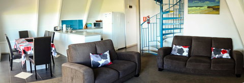 Island Breeze Motel - Australian Directory 26