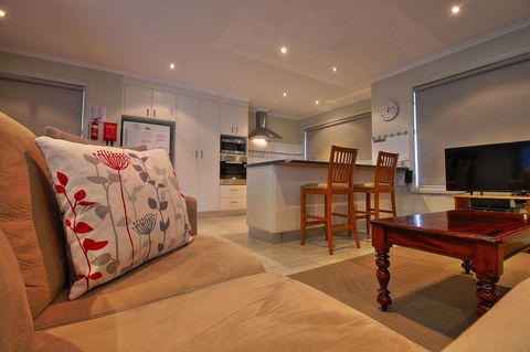 Hobart Villa - Australian Directory 3