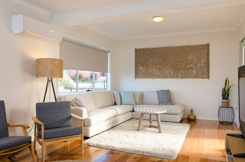 Penguin Beach House - Australian Directory 14