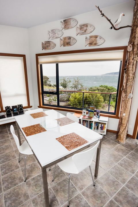 Larus Waterfront Cottage - Australian Directory 9