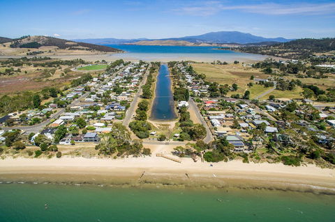 Aqua Beachfront! - Australian Directory 18