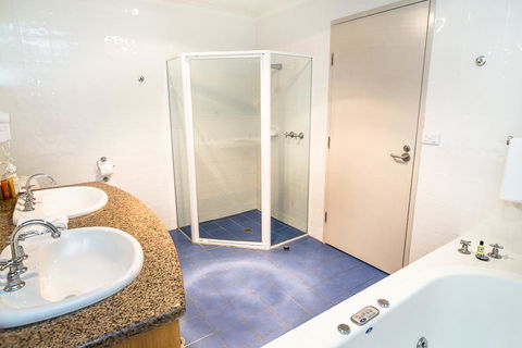 Edgewater Hotel - Australian Directory 8