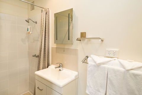 Edgewater Hotel - Australian Directory 16