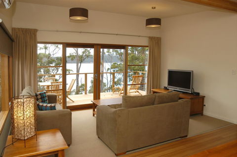 Stewarts Bay Lodge - Australian Directory 30
