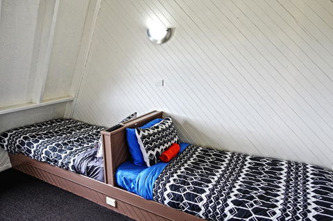 Diamond Island Resort & Bicheno Penguin Show - Australian Directory 13