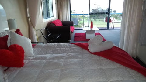 Diamond Island Resort & Bicheno Penguin Show - Australian Directory 39