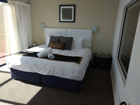 Diamond Island Resort & Bicheno Penguin Show - Australian Directory 41