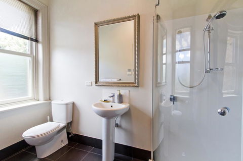 Deloraine Hotel - Australian Directory 25