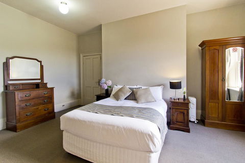 Deloraine Hotel - Australian Directory 26