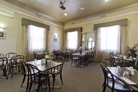 Deloraine Hotel - Australian Directory 30