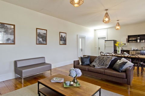 Deloraine Hotel - Australian Directory 23