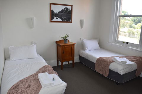 Deloraine Hotel - Australian Directory 8