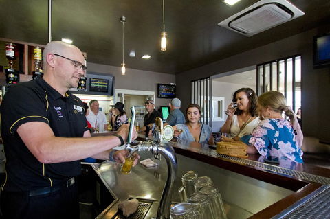 Deloraine Hotel - Australian Directory 12