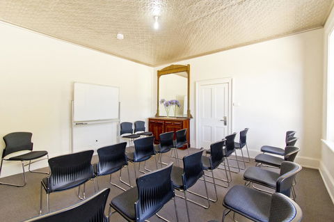 Deloraine Hotel - Australian Directory 20