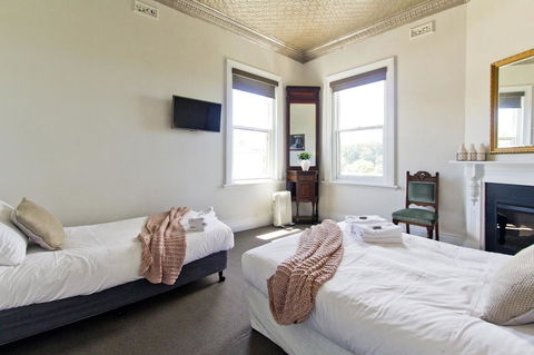 Deloraine Hotel - Australian Directory 21