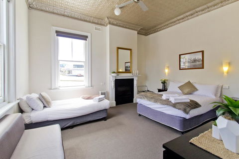 Deloraine Hotel - Australian Directory 22
