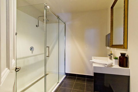 Deloraine Hotel - Australian Directory 7