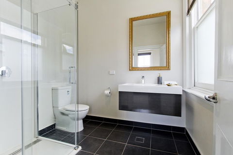 Deloraine Hotel - Australian Directory 2