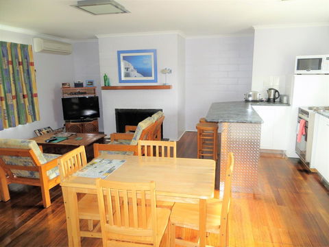 Orford Prosser Holiday Units - Australian Directory 22